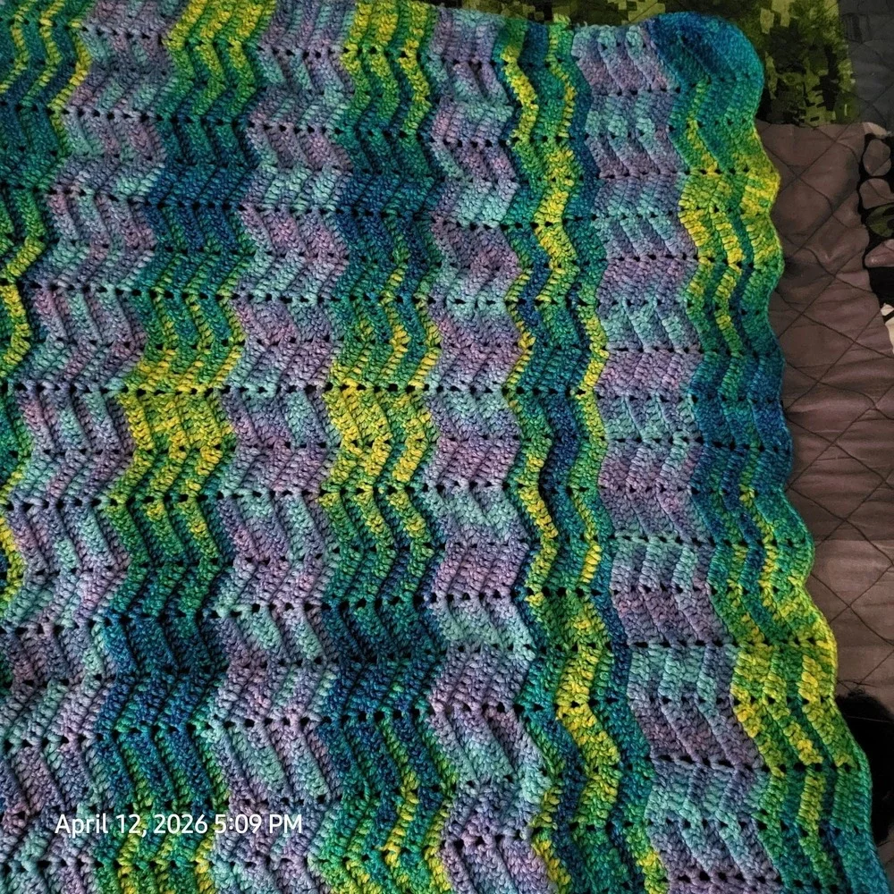 Vintage Crochet Ripple Afghan Blanket 70s Chevron Zig Zag Pastel Colors 30x33(2)